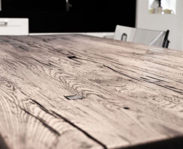 table en bois massif fabriquée à la main par Manufactory Design