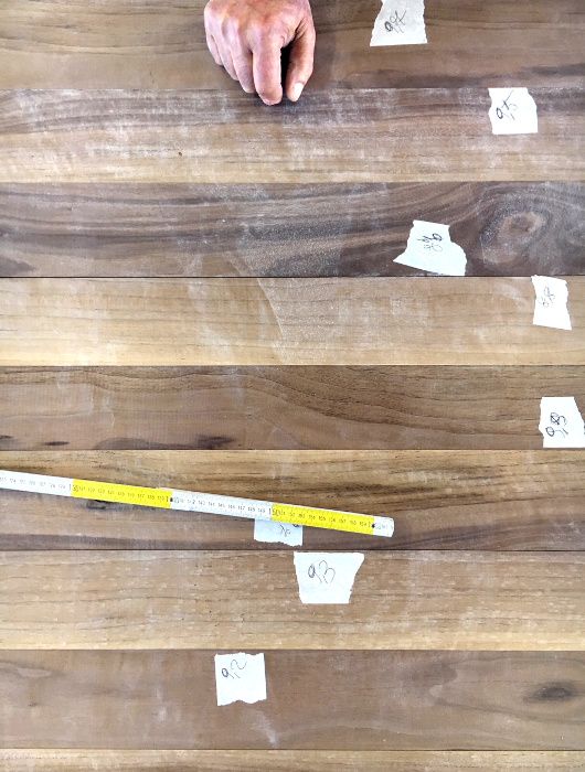 mano falegname sulla tavola di noce legno con metro Manufactory Design a Mosciano S. Angelo Teramo in Abruzzo